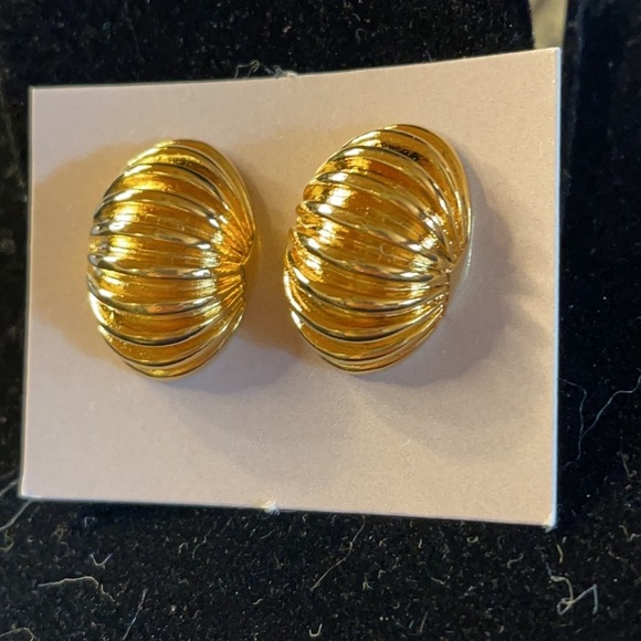Avon (1989) Vintage Classic Dome Pierced Earrings Goldtone - Picture 2 of 7